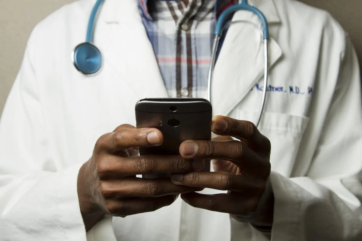 Concediu medical pontaj: cum marchezi CM pe foaie (fără confuzie cu CO)